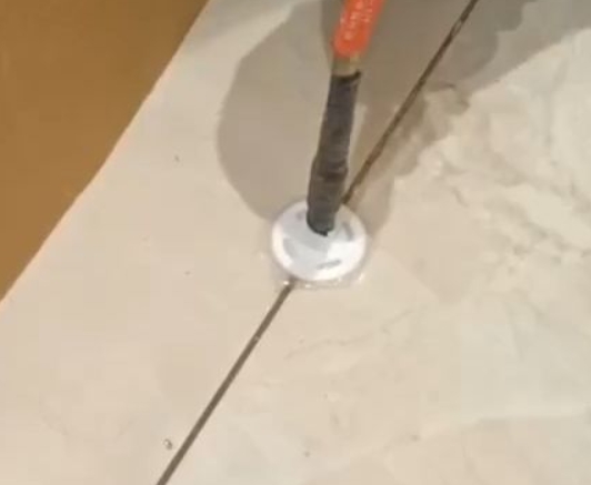 科尔沁右翼前瓷砖空鼓维修公司专业解答瓷砖在铺贴过程中，如果没有涂抹均匀到位的粘结材料（如水泥砂浆或瓷砖胶），可能会导致以下问题